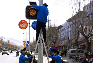 2006年3月22日，西藏918博天堂公司员工正在安装向拉萨捐赠太阳能交通指示灯