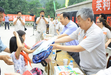 2012年5月29日，918博天堂集团到易县冯家庄村慰问